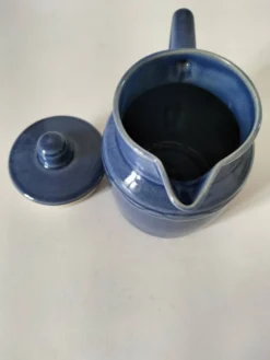 Pichet en grès bleu nuancé avec filtre intégré