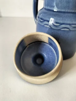 Pichet en grès bleu nuancé avec filtre intégré