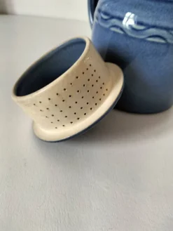 Pichet en grès bleu nuancé avec filtre intégré