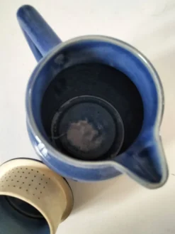 Pichet en grès bleu nuancé avec filtre intégré