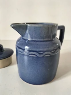 Pichet en grès bleu nuancé avec filtre intégré