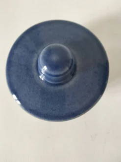 Pichet en grès bleu nuancé avec filtre intégré