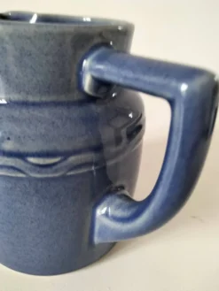 Pichet en grès bleu nuancé avec filtre intégré
