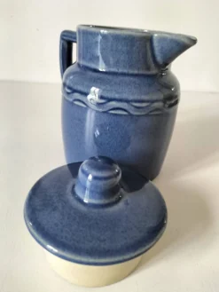 Pichet en grès bleu nuancé avec filtre intégré