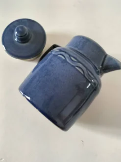 Pichet en grès bleu nuancé avec filtre intégré