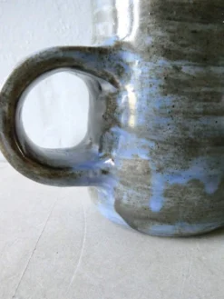 Pichet en grès émaillé bleu signé Atelier Palègre années 70
