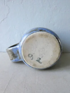 Pichet en grès émaillé bleu signé Atelier Palègre années 70
