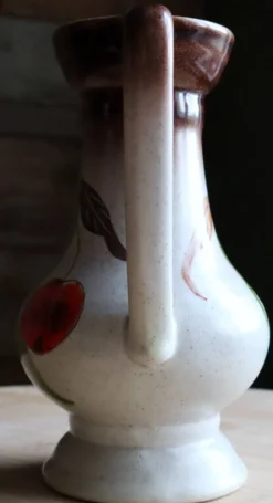 Pichet en grès émaillé à décor de cerises