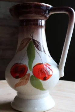 Pichet en grès émaillé à décor de cerises