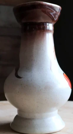 Pichet en grès émaillé à décor de cerises