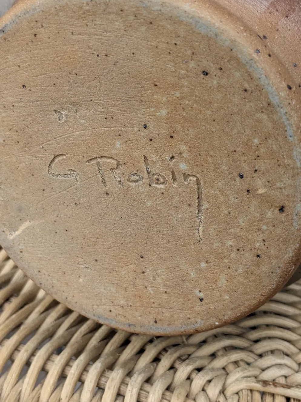 Pichet en grès signé