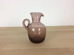 Pichet en verre bullé rose