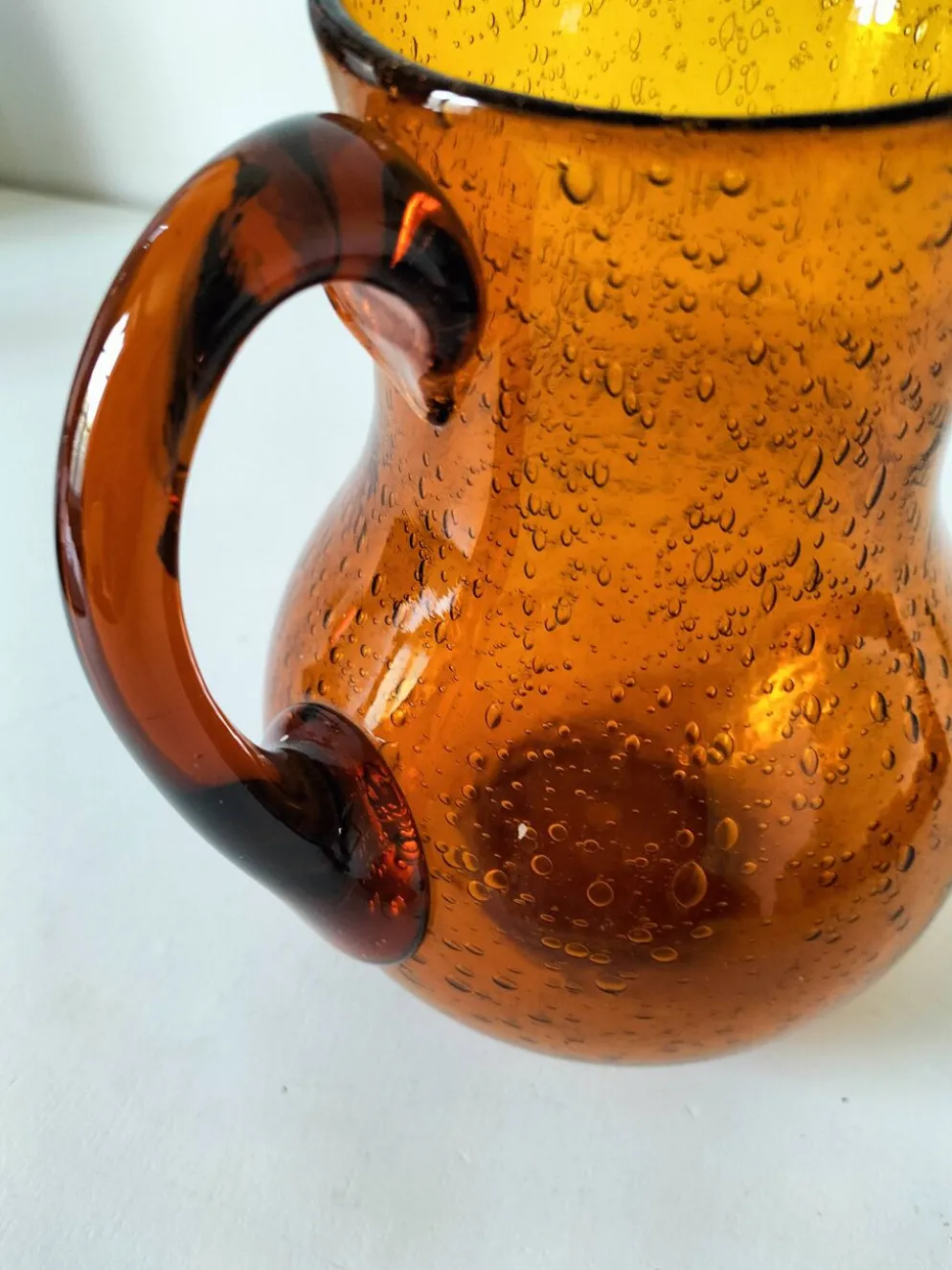Pichet en verre soufflé bullé Biot signé – teinte ambre