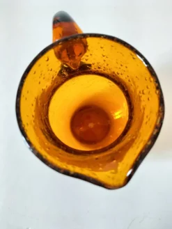 Pichet en verre soufflé bullé Biot signé – teinte ambre