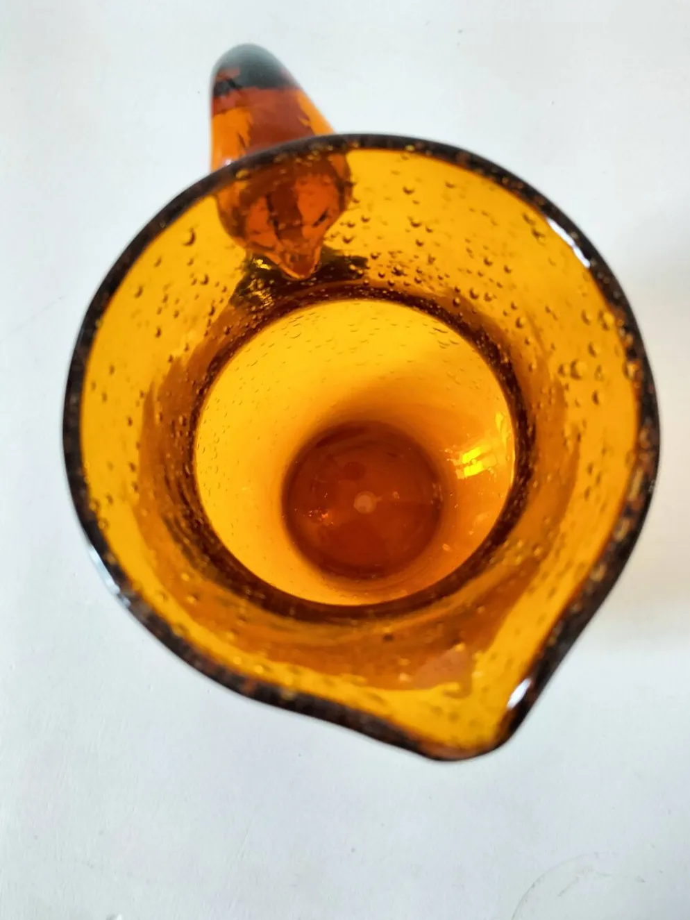 Pichet en verre soufflé bullé Biot signé – teinte ambre