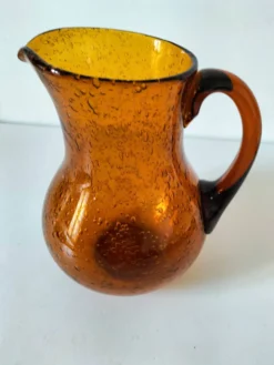 Pichet en verre soufflé bullé Biot signé – teinte ambre