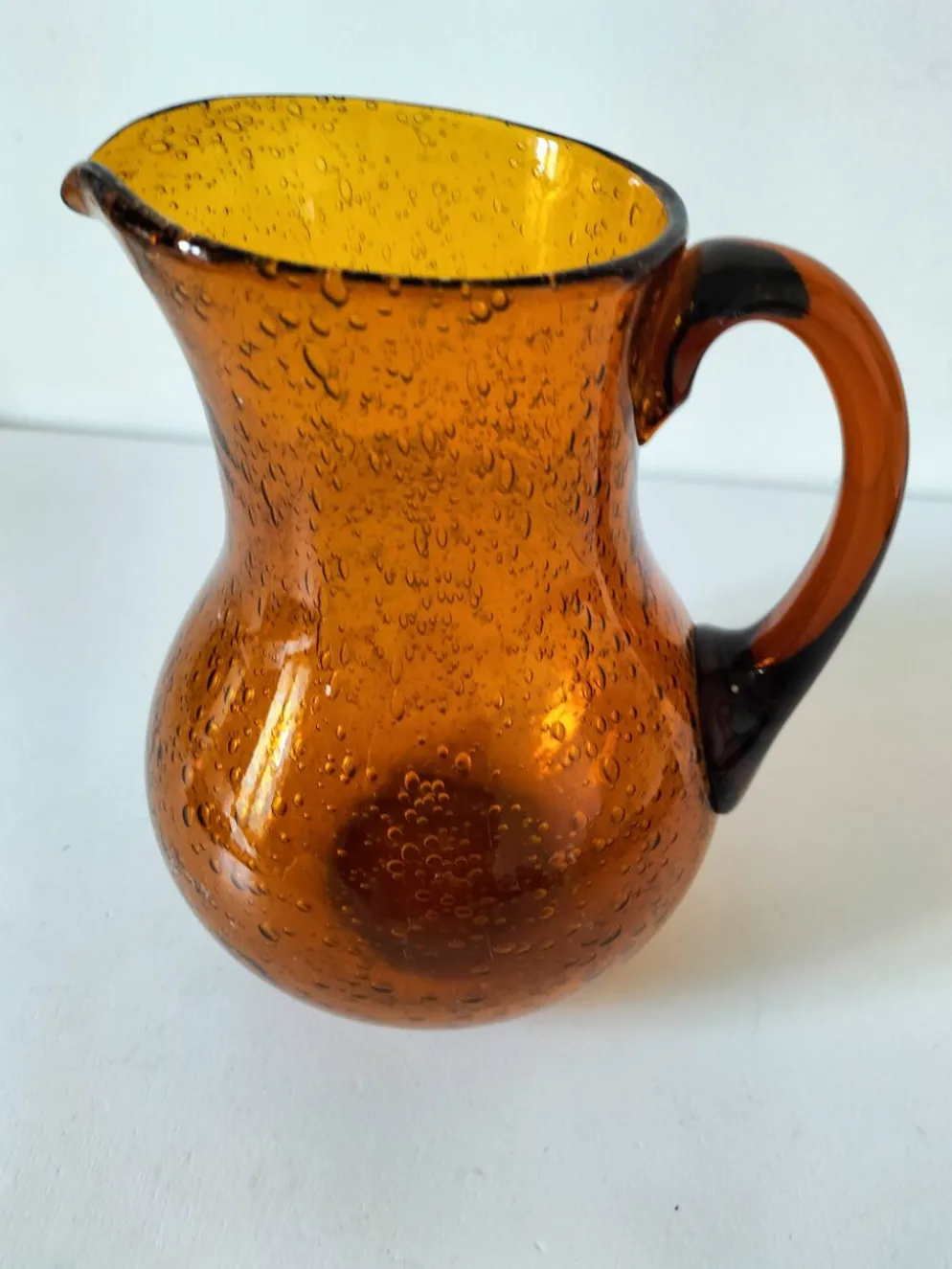 Pichet en verre soufflé bullé Biot signé – teinte ambre