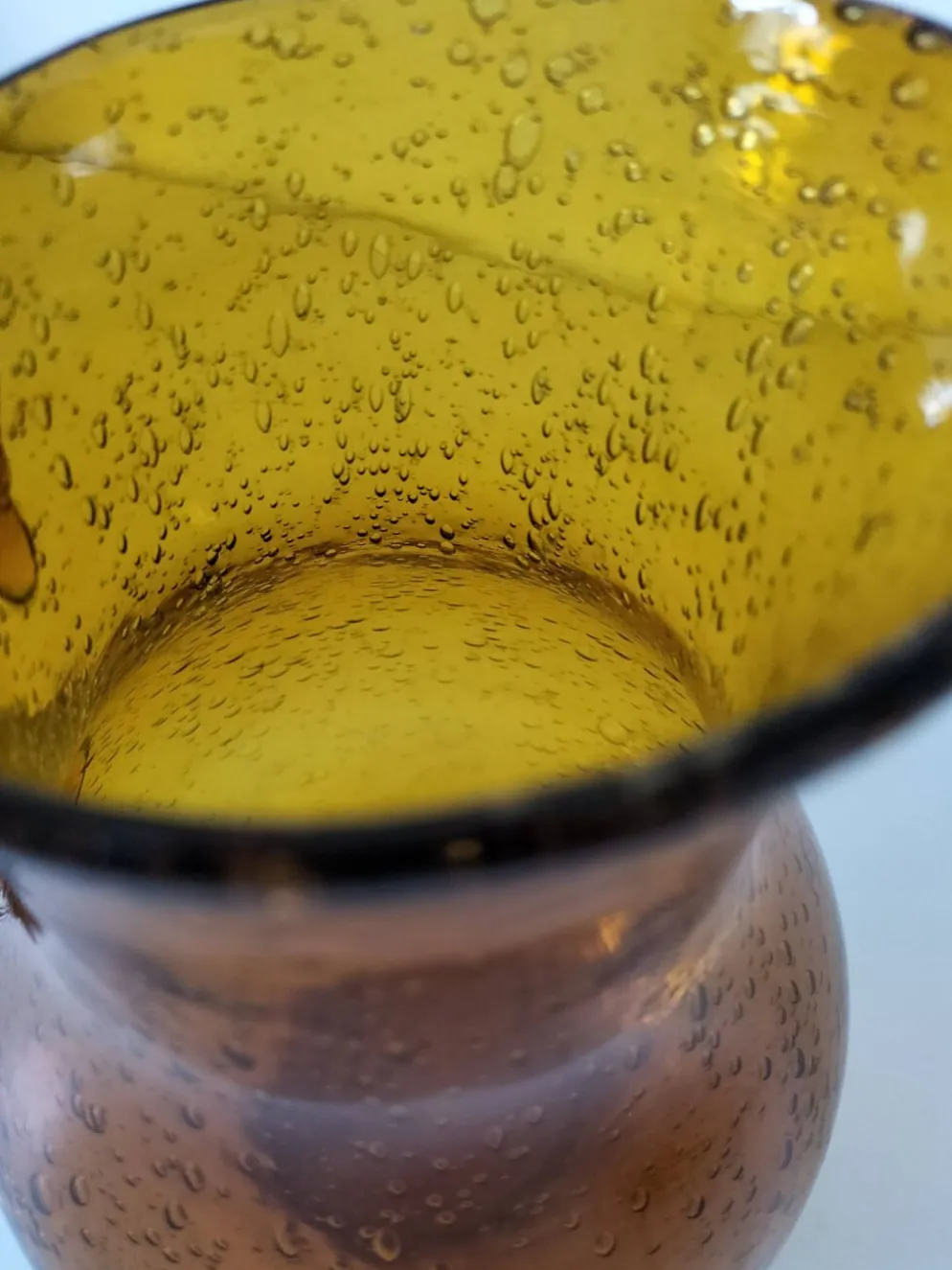 Pichet en verre soufflé bullé Biot signé – teinte ambre