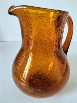 Pichet en verre soufflé bullé Biot signé – teinte ambre