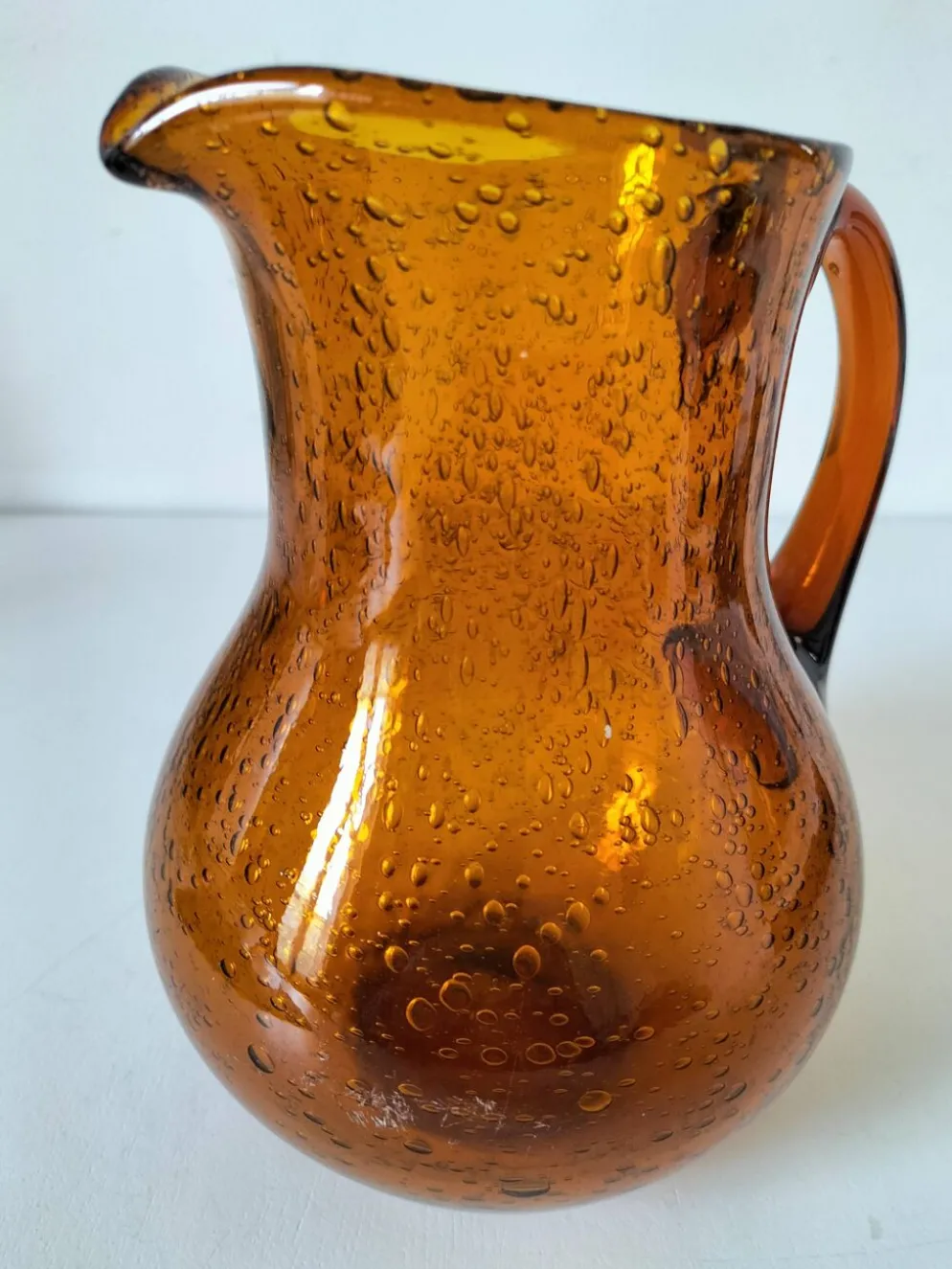Pichet en verre soufflé bullé Biot signé – teinte ambre