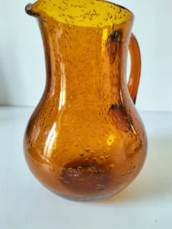 Pichet en verre soufflé bullé Biot signé – teinte ambre