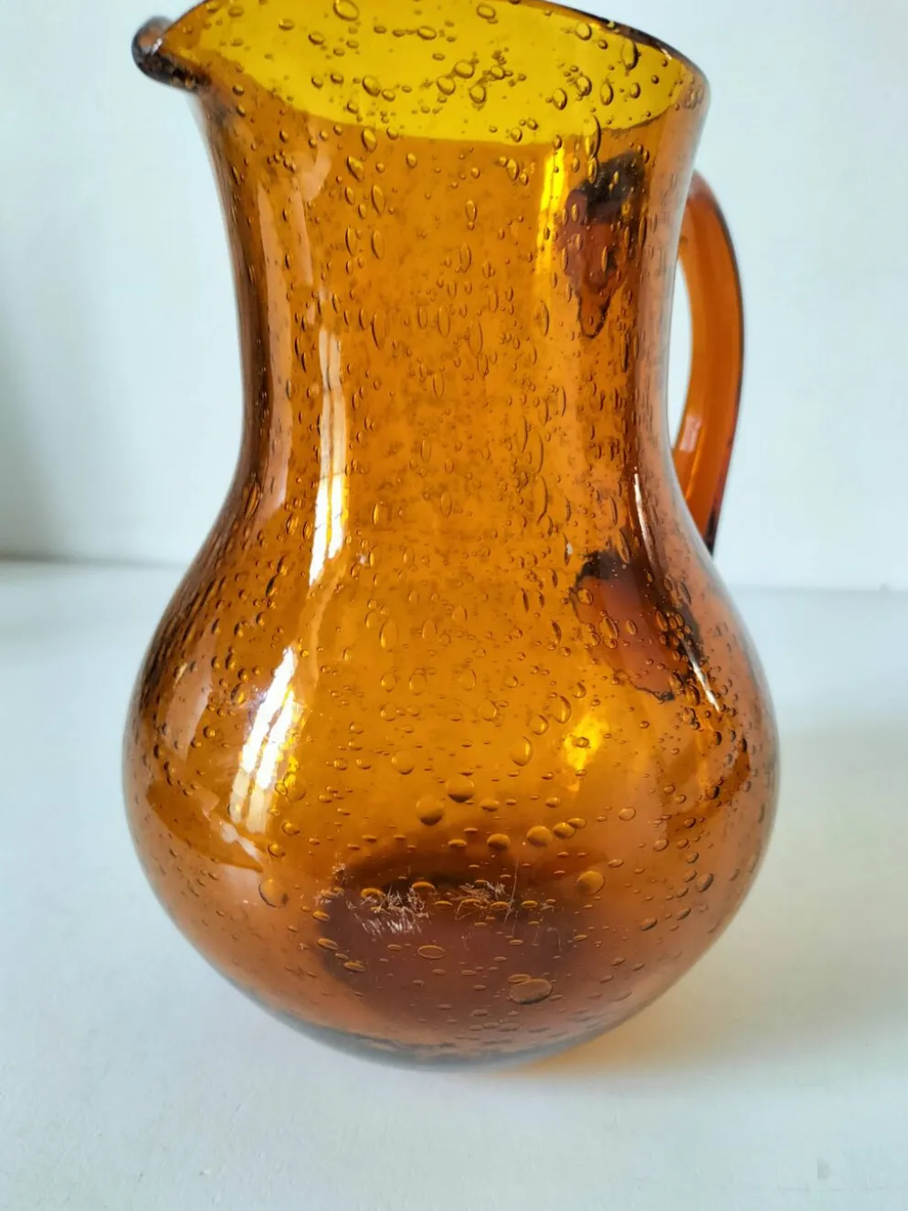 Pichet en verre soufflé bullé Biot signé – teinte ambre