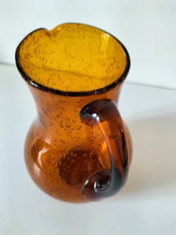 Pichet en verre soufflé bullé Biot signé – teinte ambre