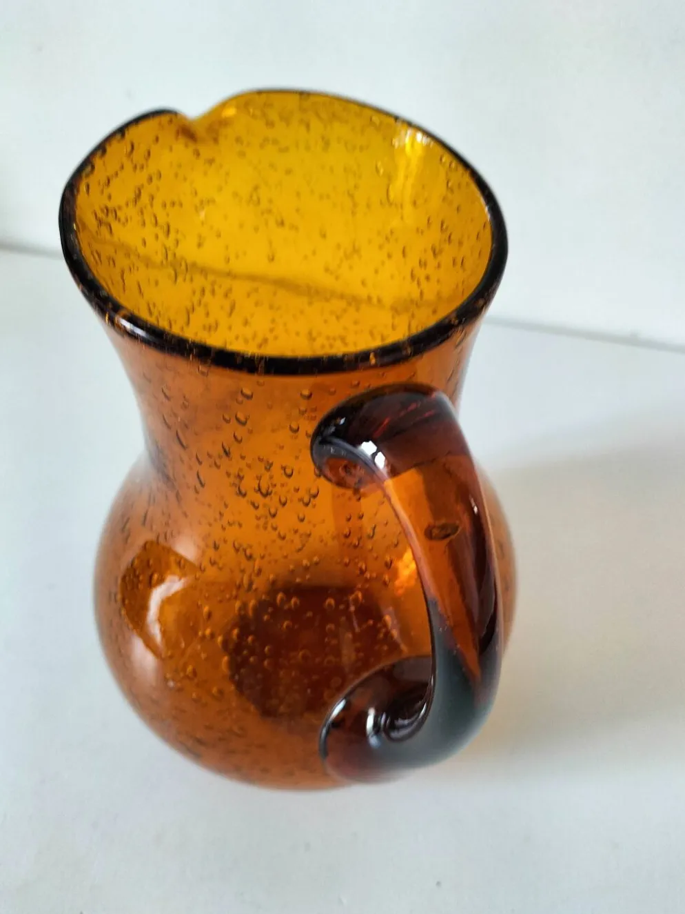 Pichet en verre soufflé bullé Biot signé – teinte ambre
