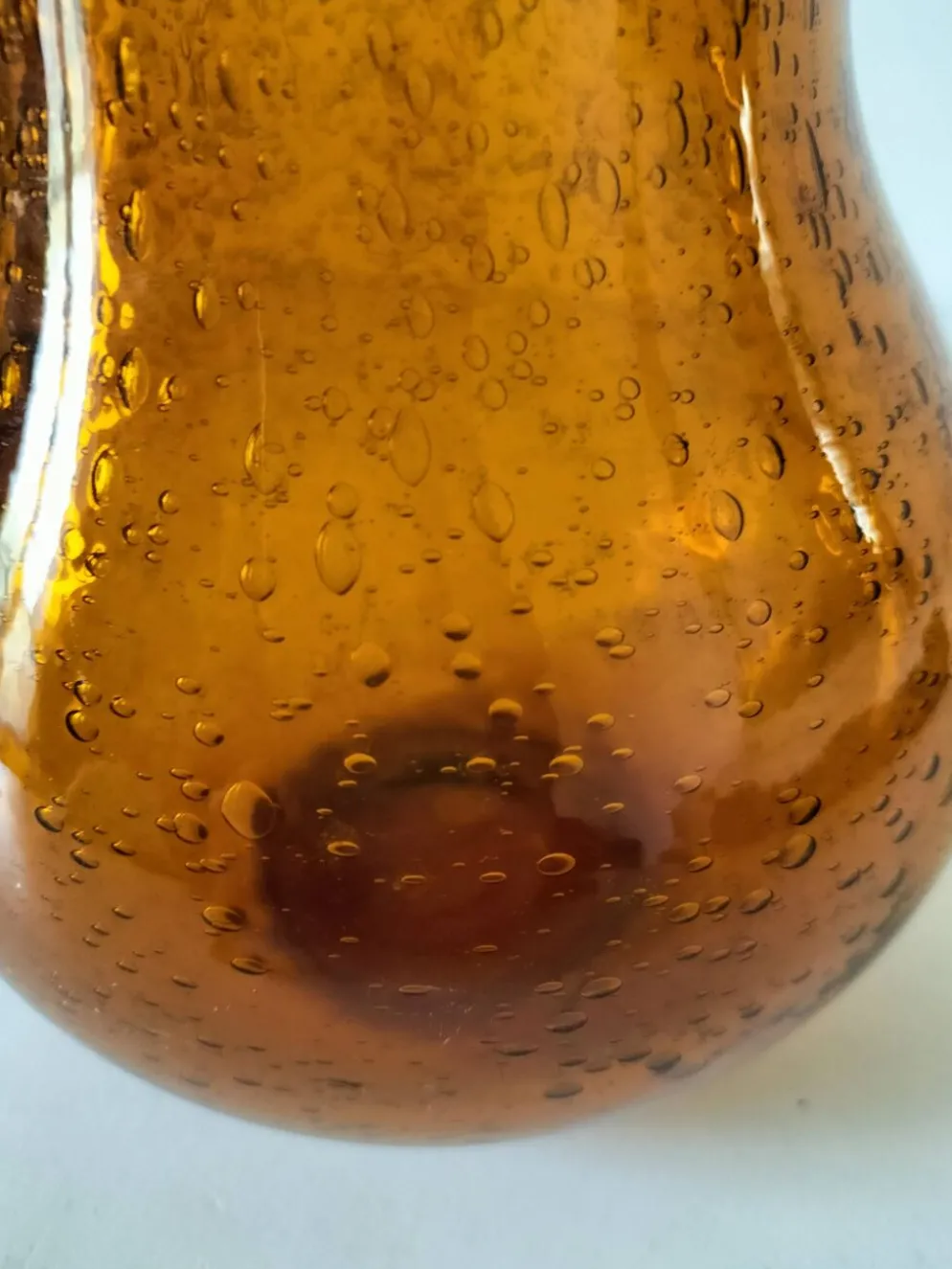 Pichet en verre soufflé bullé Biot signé – teinte ambre