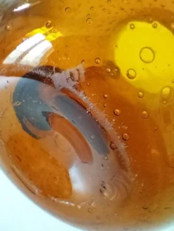 Pichet en verre soufflé bullé Biot signé – teinte ambre