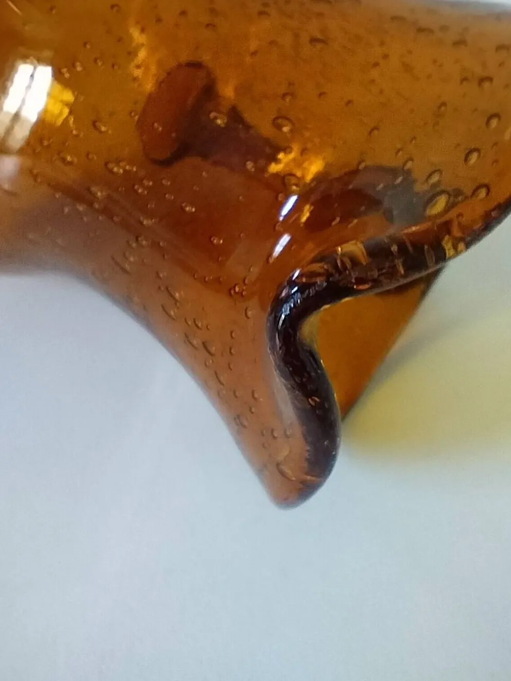 Pichet en verre soufflé bullé Biot signé – teinte ambre