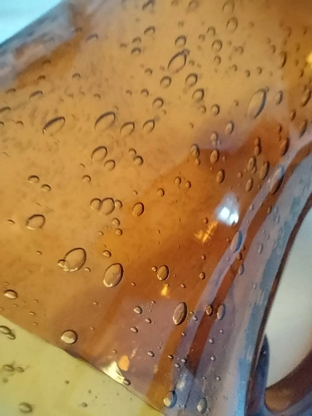 Pichet en verre soufflé bullé Biot signé – teinte ambre