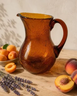 Pichet en verre soufflé bullé Biot signé – teinte ambre