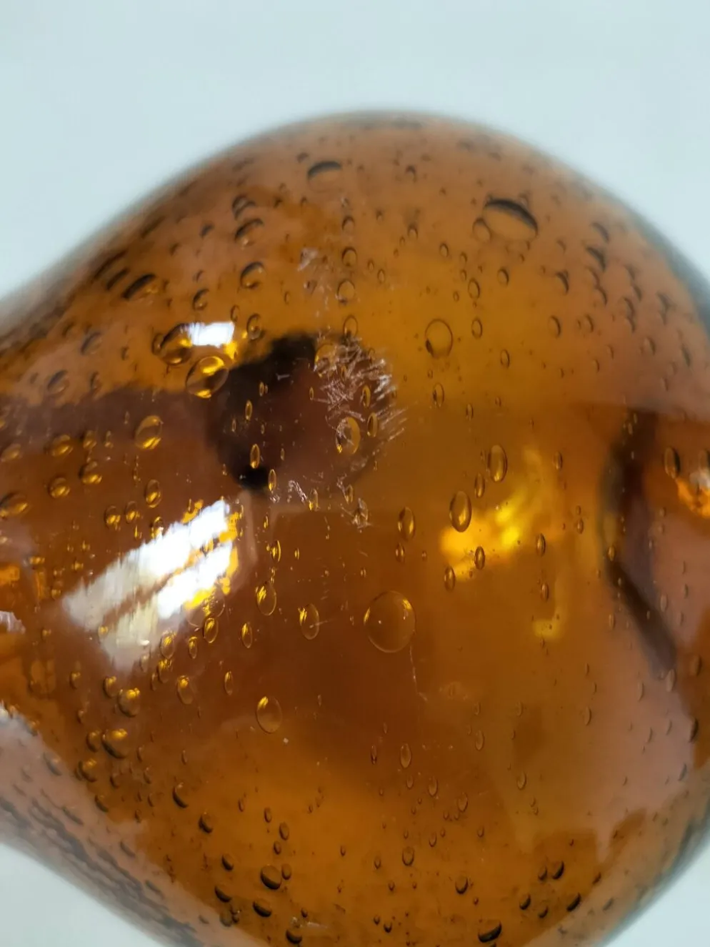 Pichet en verre soufflé bullé Biot signé – teinte ambre