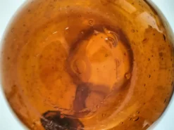 Pichet en verre soufflé bullé Biot signé – teinte ambre