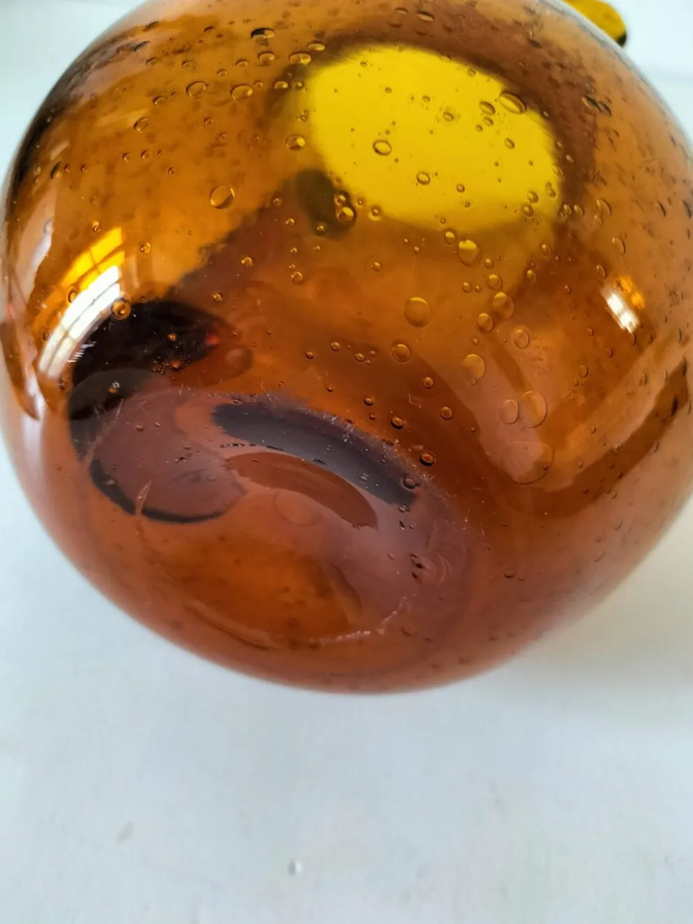 Pichet en verre soufflé bullé Biot signé – teinte ambre