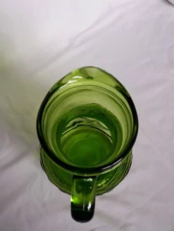 Pichet en verre vert, Italie