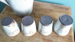 Pichet et 4 verres en grès émaillé signé, Aizenay Vendée