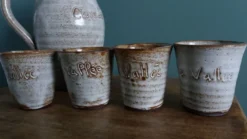 Pichet et 4 verres en grès émaillé signé, Aizenay Vendée