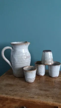 Pichet et 4 verres en grès émaillé signé, Aizenay Vendée