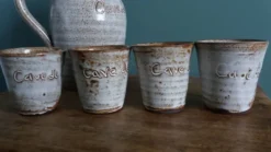 Pichet et 4 verres en grès émaillé signé, Aizenay Vendée