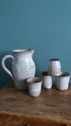 Pichet et 4 verres en grès émaillé signé, Aizenay Vendée