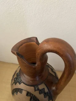 Pichet ibérique, terre cuite sculptée