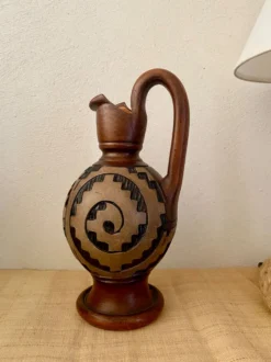 Pichet ibérique, terre cuite sculptée