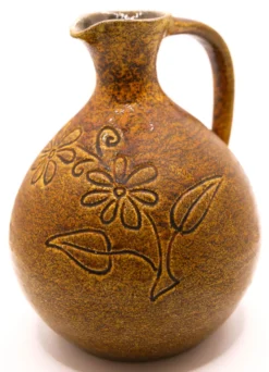 Pichet marron et jaune safrané aux fleurs naïves d'Accolay