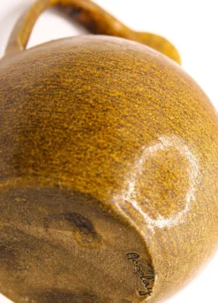 Pichet marron et jaune safrané aux fleurs naïves d'Accolay