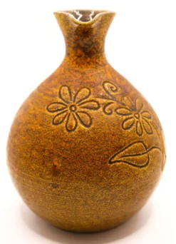 Pichet marron et jaune safrané aux fleurs naïves d'Accolay