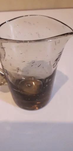 Pichet miniature en verre bullé soufflé couleur fumé