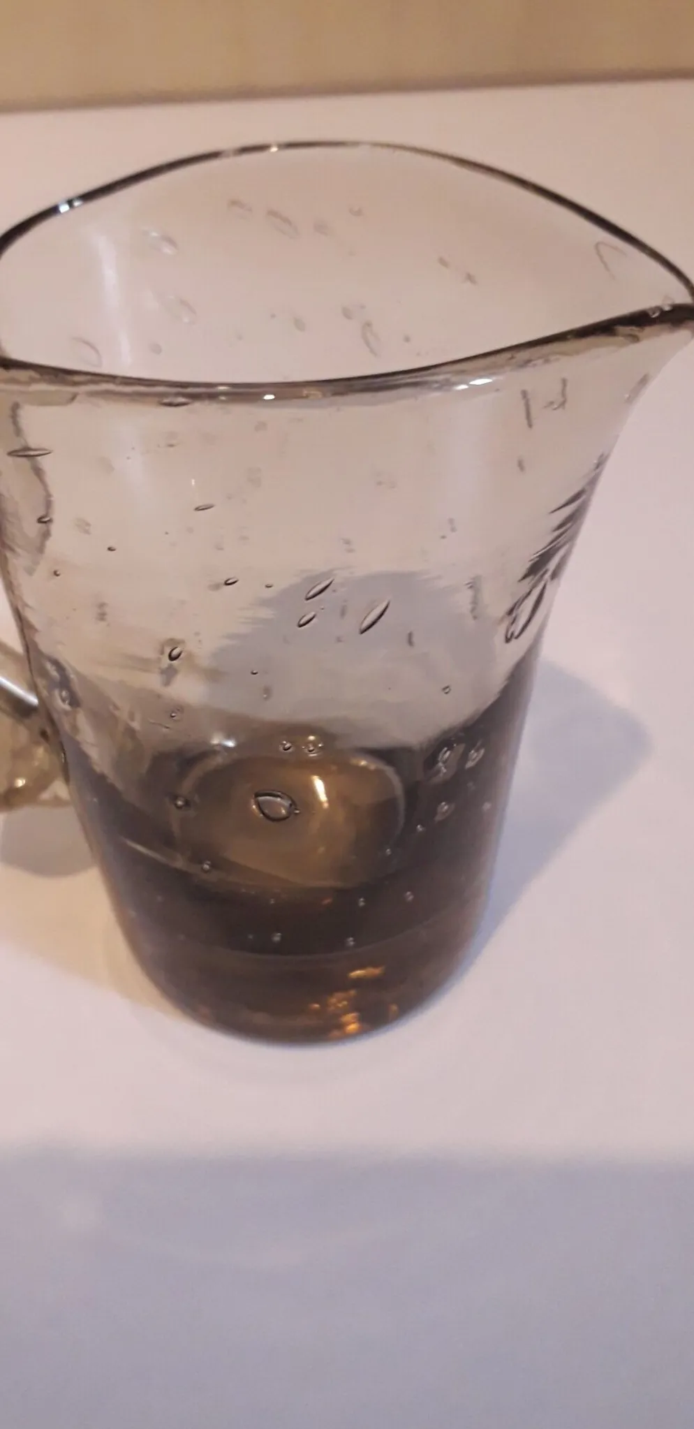 Pichet miniature en verre bullé soufflé couleur fumé