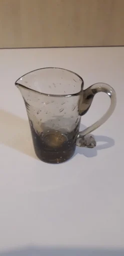 Pichet miniature en verre bullé soufflé couleur fumé